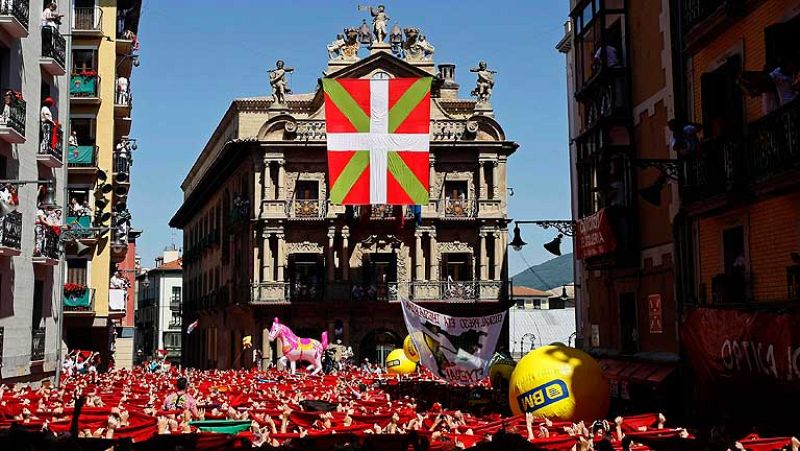 El despliegue de una gran ikurriña retrasa el chupinazo de los sanfermines 2013