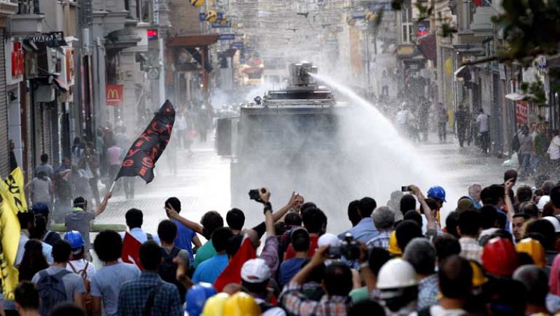 La Policía turca disuelve una marcha para retomar el parque Gezi de Estambul