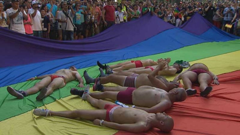 Un multitudinario desfille del Orgullo Gay se convierte en 'marea arcoiris' contra los recortes
