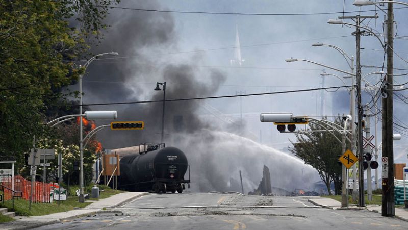 Un muerto y varios desaparecidos en la explosión del un tren canadiense que llevaba crudo