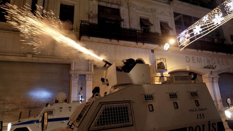 La Policía turca desaloja a la fuerza Taksim tras reabrir brevemente el parque Gezi