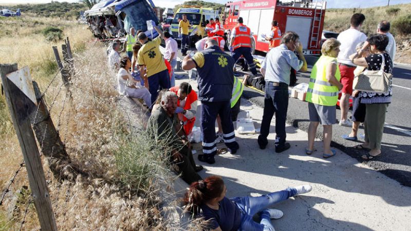 Nueve muertos y seis heridos graves al volcar un autobús de línea en Ávila