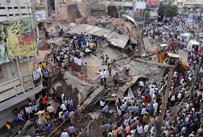 Mueren al menos 12 personas en el derrumbe de un hotel en la India