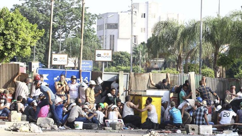 Los Hermanos Musulmanes y el movimiento anti-Morsi rechazan la hoja de ruta de Mansur