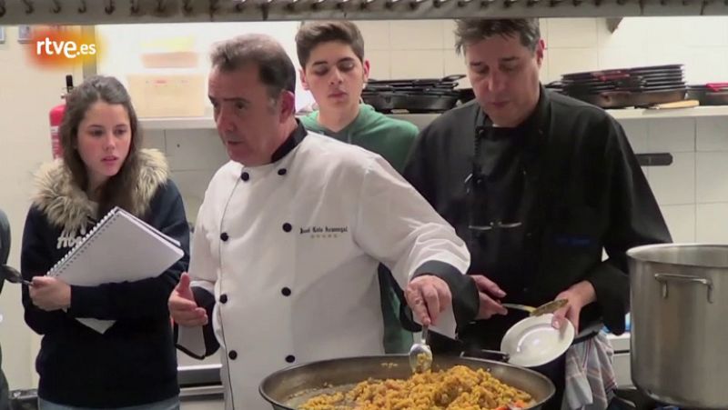 Formaci�n de los aspirantes de MasterChef. Clase sobre paella