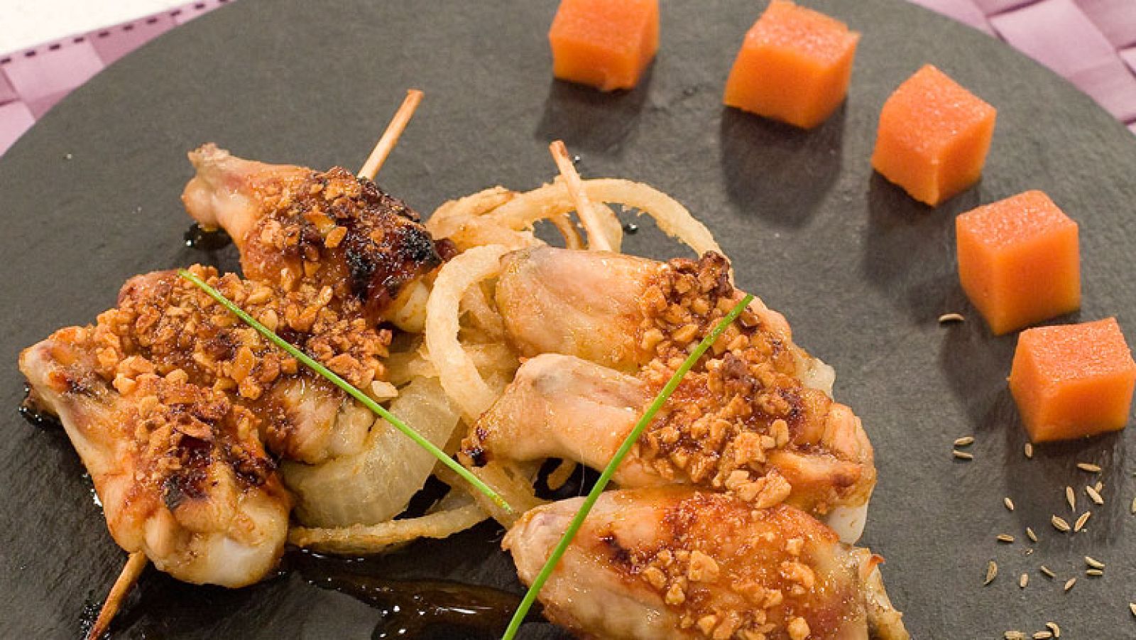 Alitas de pollo a la miel con dados de gazpacho