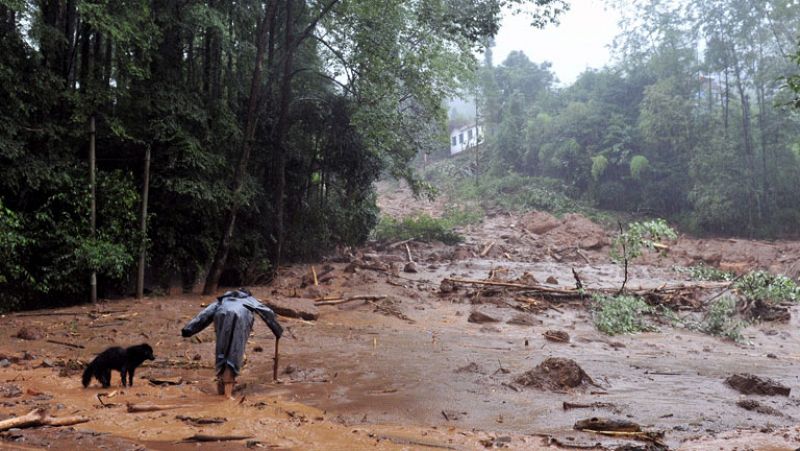 Al menos 17 personas atrapadas en un derrumbe de tierras en la región china de Sichuan