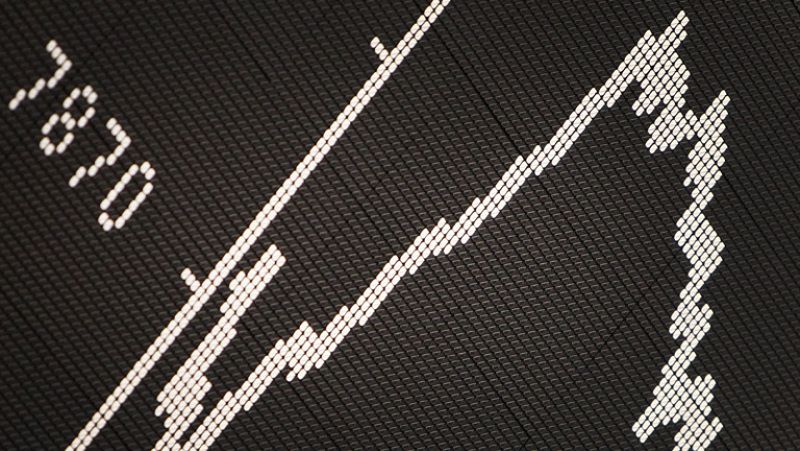 El Ibex-35 cae un 0,25% y pierde los 8.000 puntos tras la rebaja de la calificación de Italia