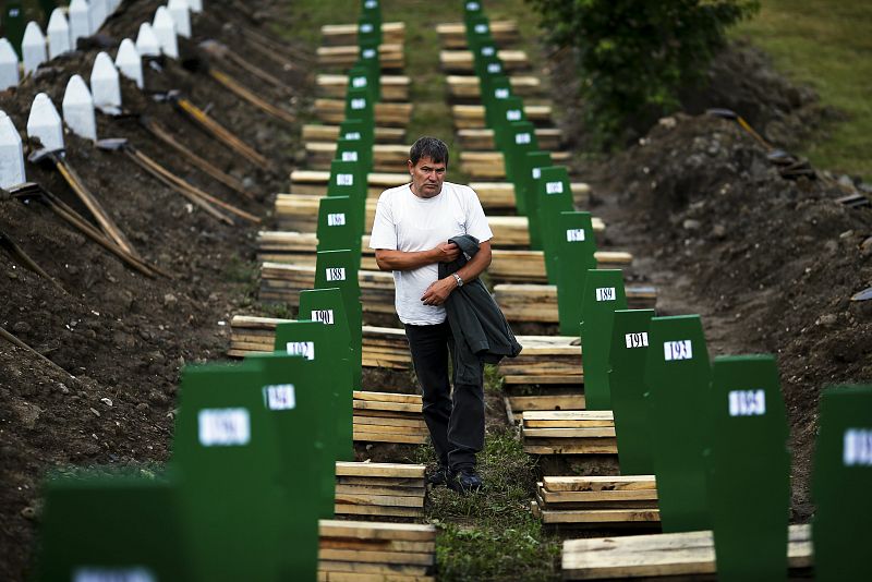 Entierran a más de 400 víctimas de la matanza Srebrenica en el aniversario de la masacre