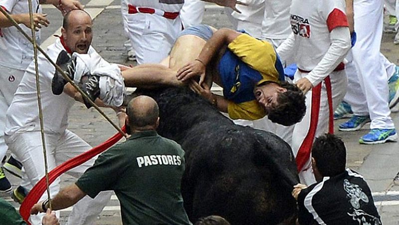 El peligrosísimo sexto encierro de San Fermín 2013 de El Pilar deja tres heridos por asta