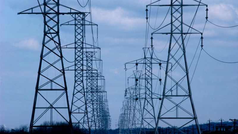 El Gobierno analiza la reforma para atajar el déficit eléctrico con Industria y Hacienda enfrentados