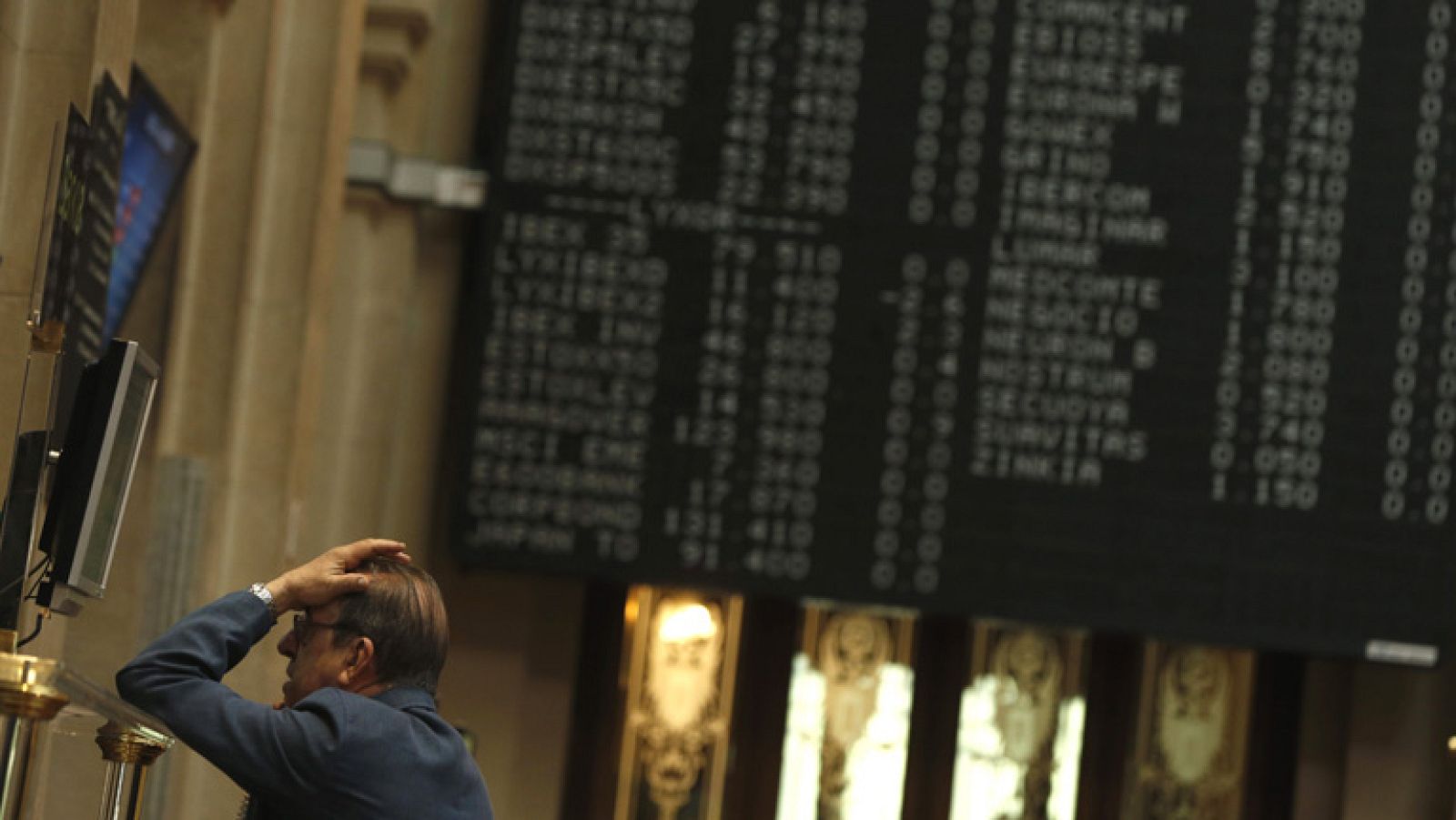 El Ibex-35 pierde un 2,32% lastrado por la reforma eléctrica del Gobierno | Ver