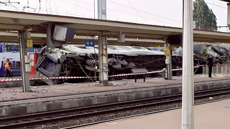 Al menos seis muertos al descarrilar un tren en la periferia de París