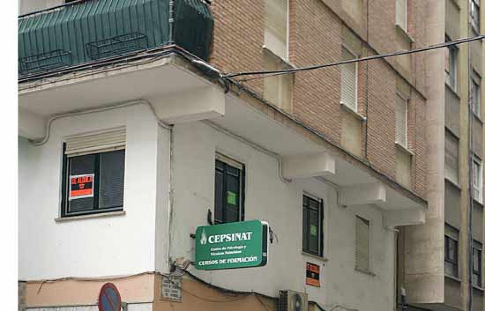 La policía ha detenido a un hombre en Castellón acusado de tirar a su hijastra, de 13 años, por la ventana. La niña está hospitalizada en estado grave (31/05/08).