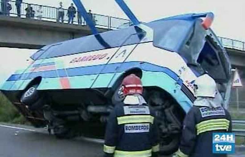 Tres muertos y tres heridos graves al volcar un autobús en Zaragoza al volver de una boda