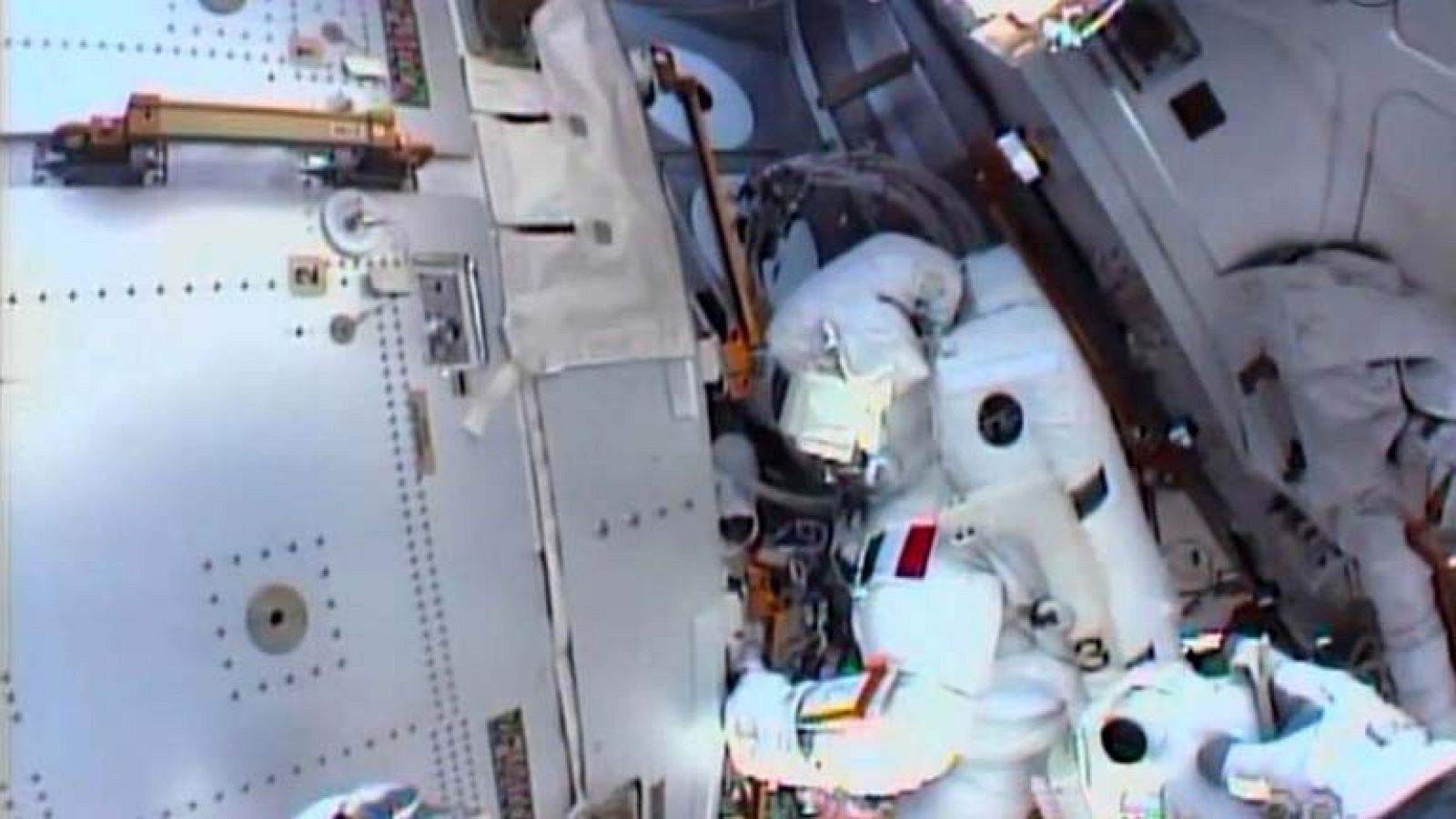 Suspenden el paseo espacial al exterior de la EEI tras hallar líquido en escafandra del astronauta