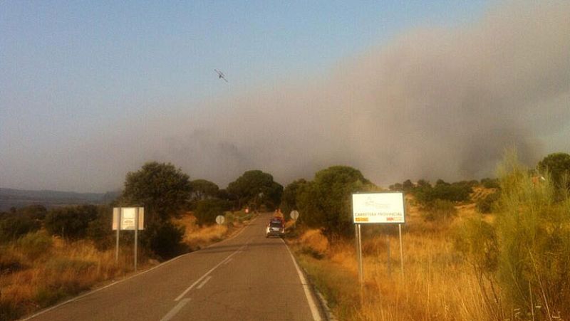Desalojan una urbanización de Madrid por un incendio en Almorox,Toledo