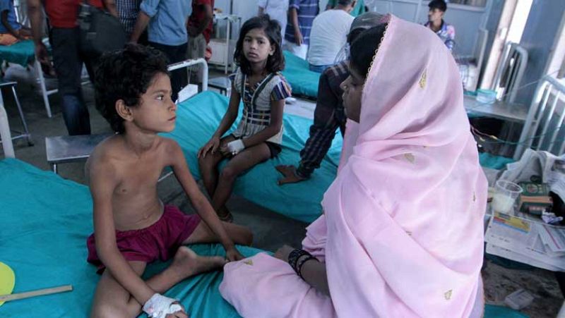 Mueren al menos 20 niños por una intoxicación alimentaria en la India