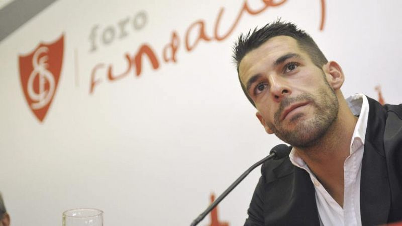 Negredo se va entre lágrimas y "agradecido por estos cuatro años fantásticos" en Sevilla