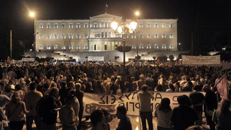 El Parlamento griego aprueba nuevos despidos y reformas fiscales exigidos por la troika