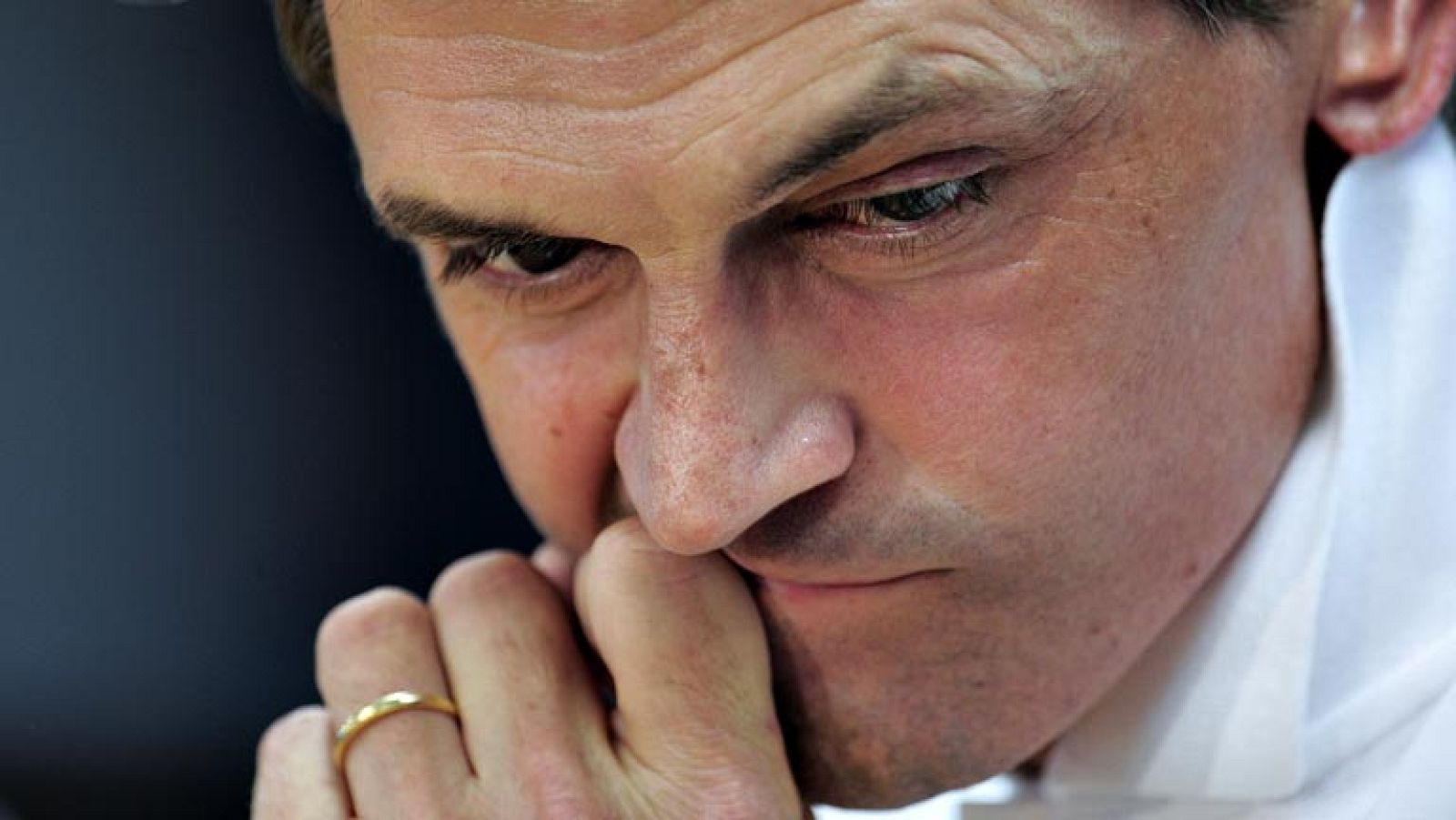 El técnico Tito Vilanova ha dimitido, de urgencia, como entrenador  del FC Barcelona para poder realizar un tratamiento del cáncer que le  afecta desde hace dos años, según anunció el presidente de la  entidad, Sandro Rosell, que no avanzó el nombre