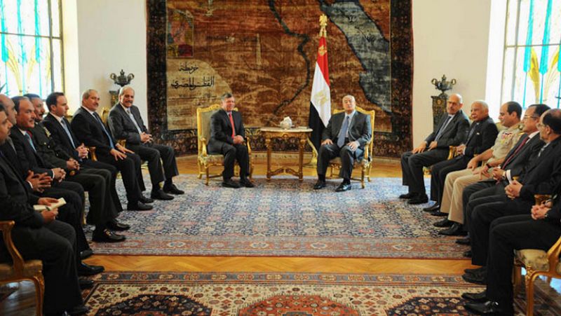 El presidente interino egipcio forma un comité para enmendar la Constitución
