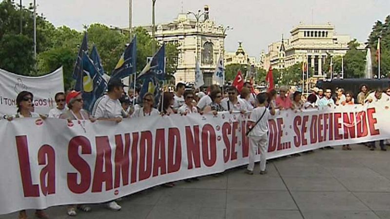 Una nueva 'marea blanca' desfila en Madrid por la sanidad pública