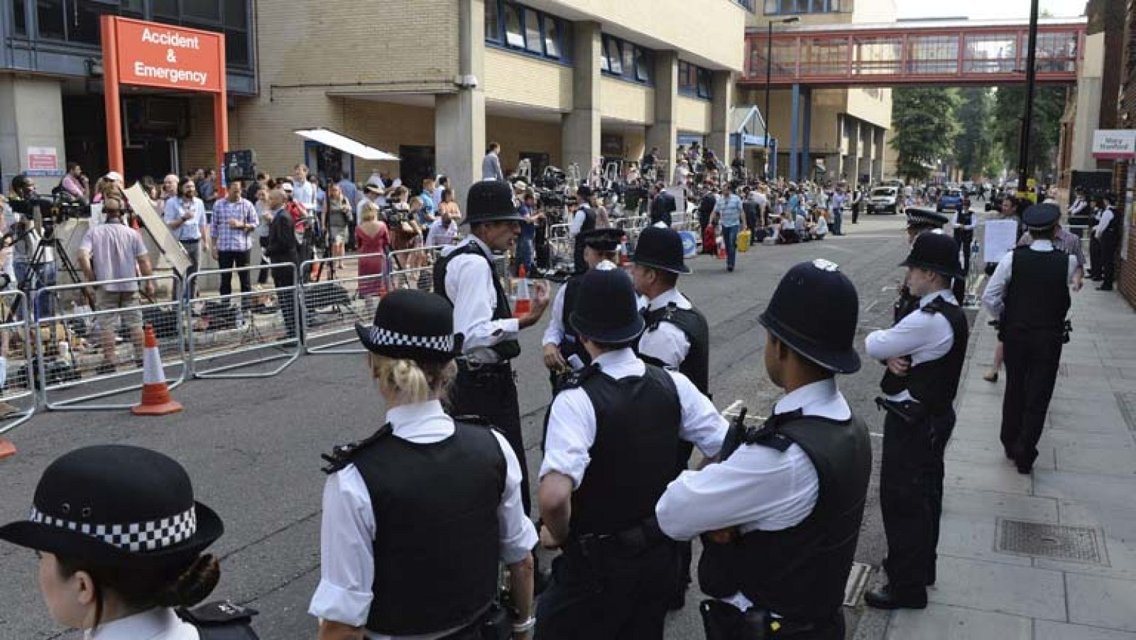 Periodistas del todo el mundo hacen guardia en el hospital donde está ingresada la duquesa de Cambridge