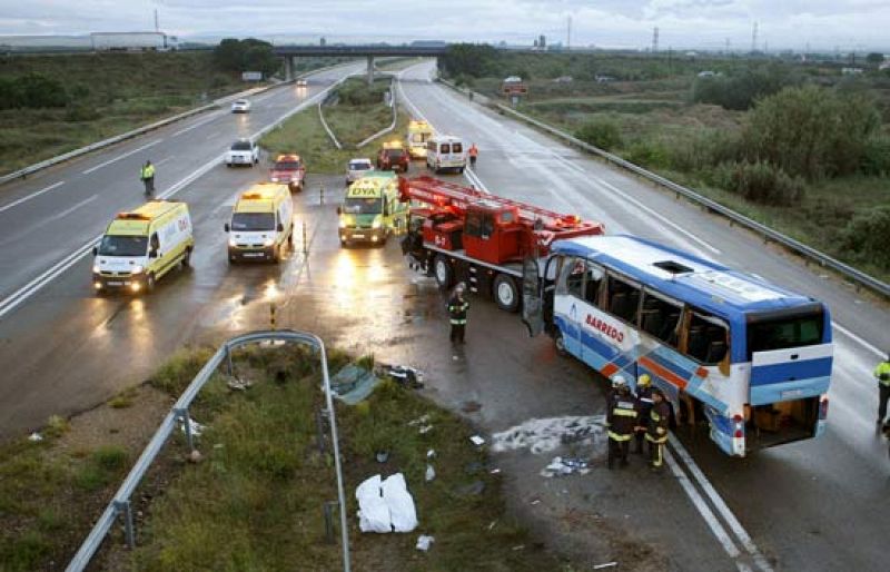 Muy graves dos de los heridos del accidente de autobús de Zargoza y siete dados de alta
