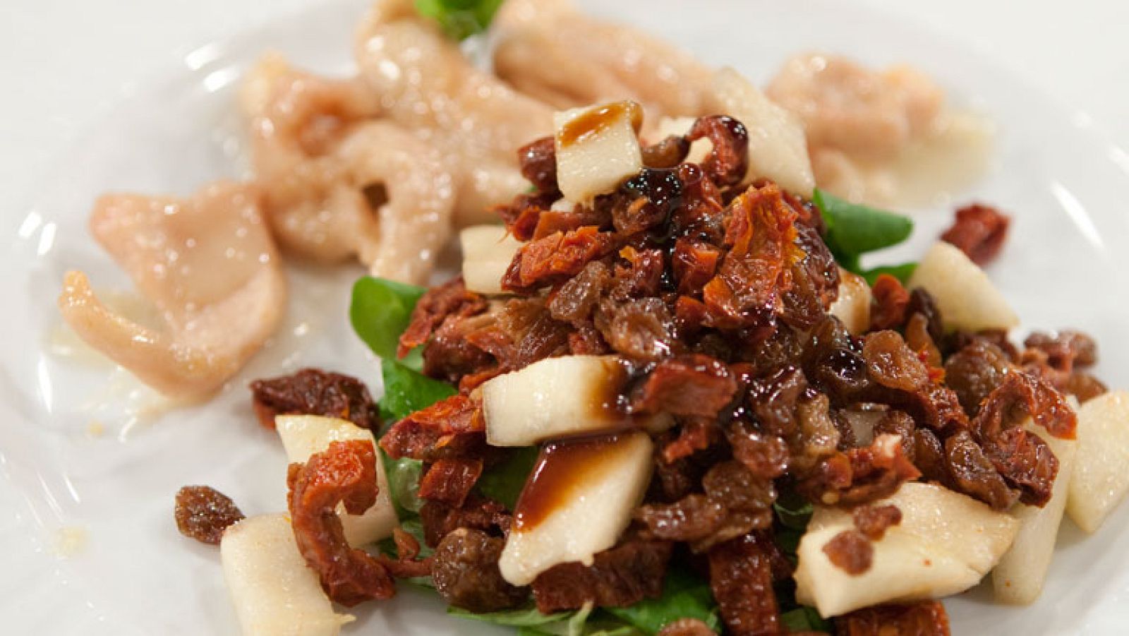 Pechugas de pollo con ensalada de tomates secos y pe