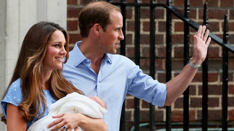 Los duques de Cambridge presentan a su hijo: "Se parece a su madre, gracias a Dios"