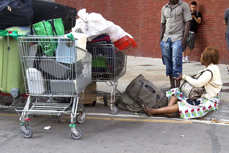 Los mossos desalojan a decenas de inmigrantes asentados en una nave de Barcelona