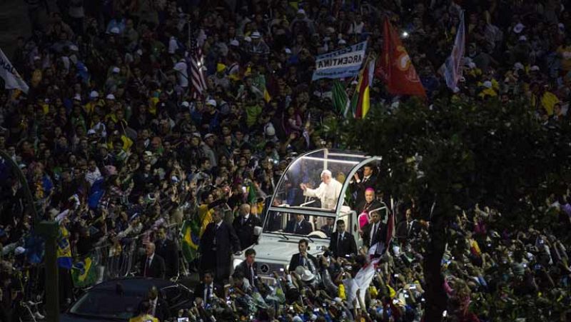 Más de un millón de jóvenes dan la bienvenida al papa a la JMJ de Río de Janeiro