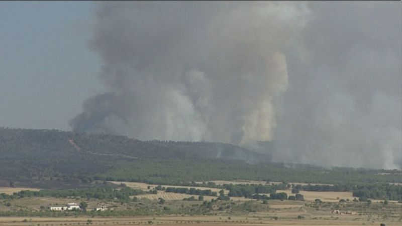 El incendio de la localidad valenciana de Ayora está perimetrado y los efectivos refrescan la zona