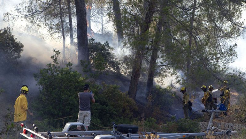 Un incendio forestal en Mallorca obliga a desalojar a una treintena de personas