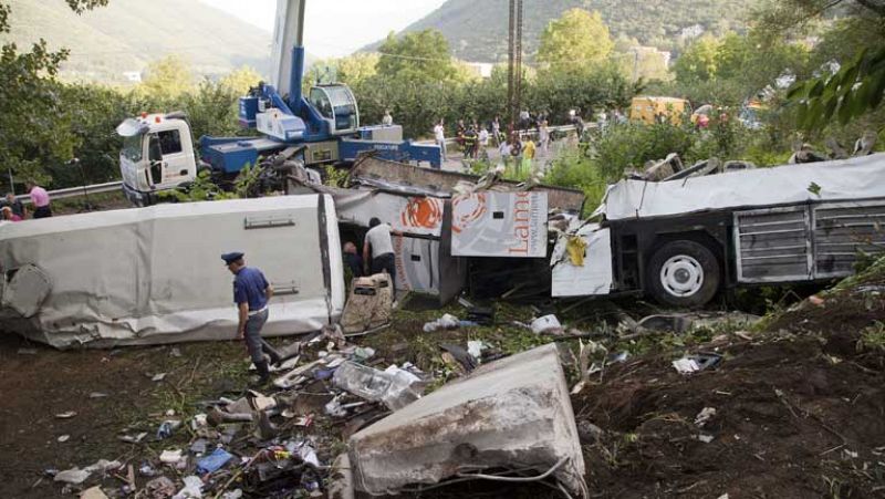 Al menos 38 fallecidos y diez heridos en un accidente de autocar en un viaducto al sur de Italia