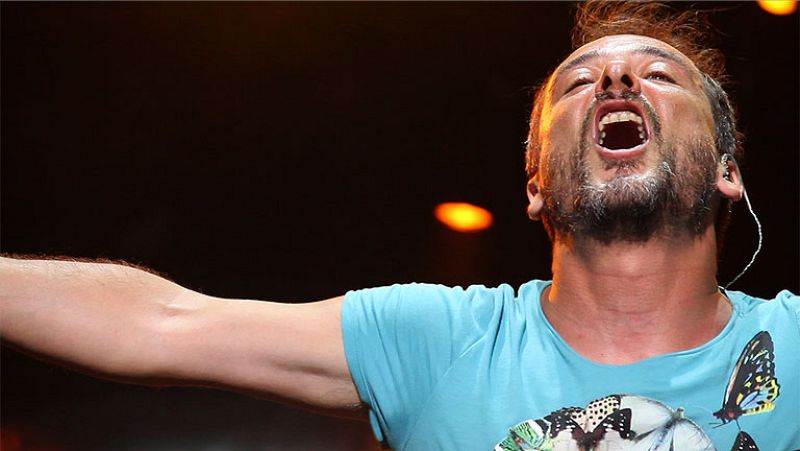 Desmostración de actitud de Love of Lesbian en el cierre del Low Cost 2013