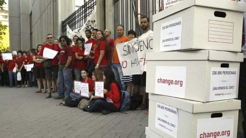 El colectivo 'Ciencia con futuro' entrega más de 235.000 firmas a Industria para salvar el CSIC