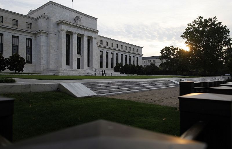 La Reserva Federal de EE.UU. mantiene sus estímulos y advierte de riesgos para la economía