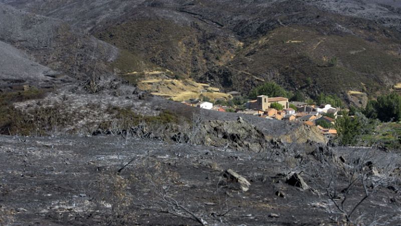 El incendio de Valdepeñas, en Guadalajara, ha calcinado ya 1.300 hectáreas