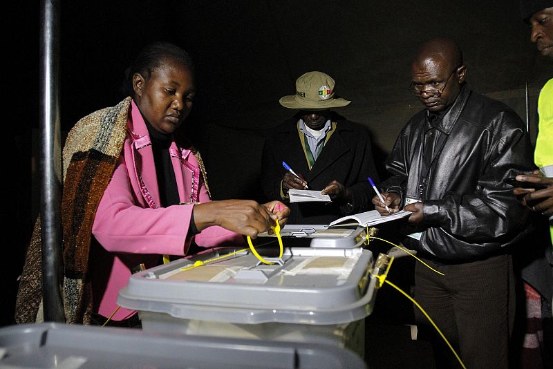 El partido de Mugabe se arroga la victoria en las elecciones de Zimbabue