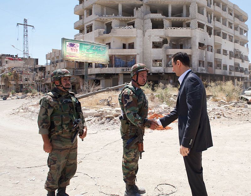 Al Asad reaparece para visitar a sus soldados en un antiguo bastión rebelde de Damasco