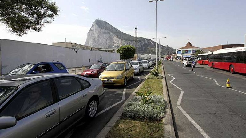 Largas colas para entrar y salir de Gibraltar tras la convocatoria al embajador español