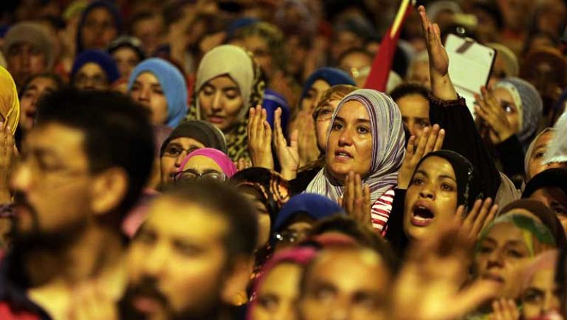 Manifestación masiva de seguidores de Al Nahda en Túnez en apoyo al Gobierno