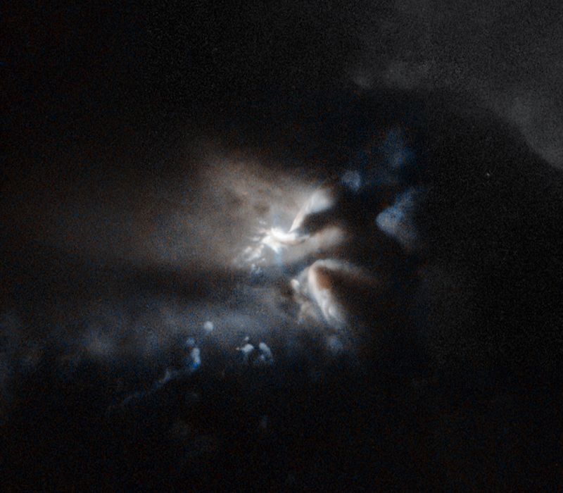 El telescopio Hubble capta el nacimiento de una estrella entre nubes de polvo, gas y hielo