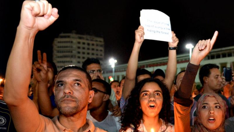 Protestas en Marruecos mientras que Mohamed VI recibe a las familias de las víctimas del pederasta