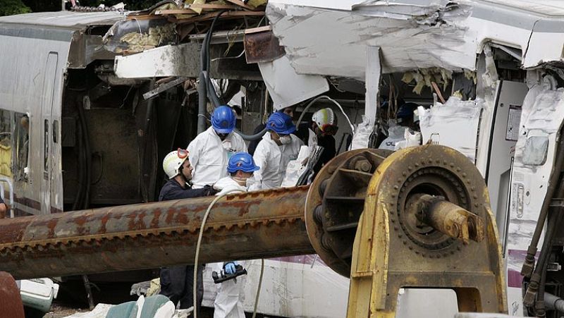 La Policía encuentra lo que parece el móvil del maquinista entre los restos del tren