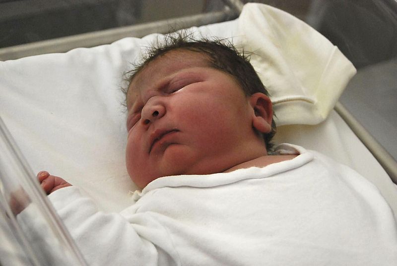 Nace en Denia el bebé más grande por parto natural en España, una niña de 6,2 kilos