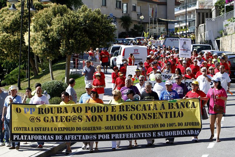 Unas 2.000 personas se manifiestan en Sanxenxo por la "estafa masiva" de las preferentes
