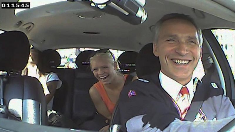 El primer ministro noruego se pone al volante de un taxi para un vídeo electoral